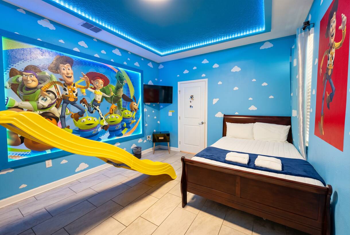 9BR w/ Private Pool & Theater Near Disney