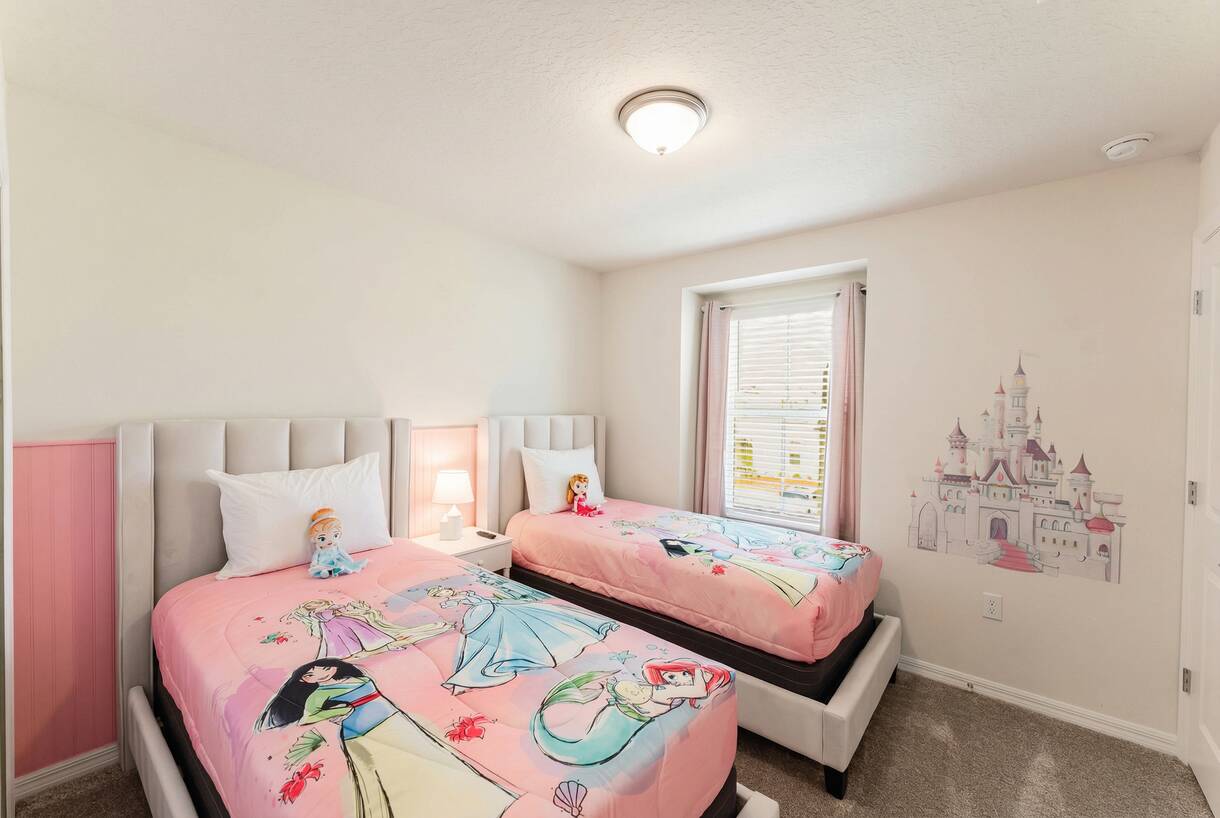 Family 5BR Retreat w/ Private Splash Pool