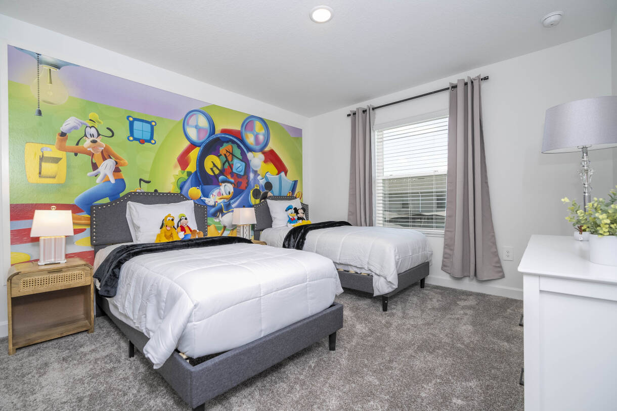 4BR Pool Home at Storey Lake Near Disney