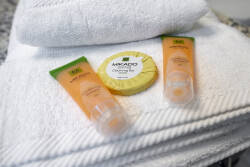 Enjoy the luxury of freshly laundered white towels and vibrant, eco-friendly toiletries that enhance your stay. These thoughtfully arranged products invite relaxation and elevate your self-care experience.