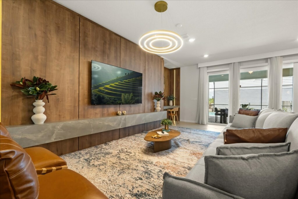 10 Bedrooms / 8 Bathrooms / Windsor Cay (15952SC)