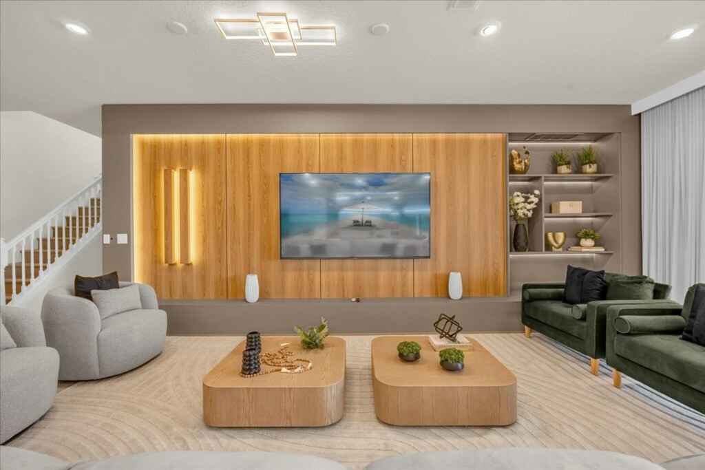 10 Bedrooms / 8 Bathrooms / Windsor Cay (15968SC)
