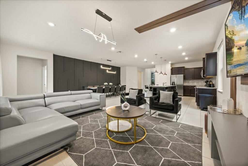 8 Bedrooms / 6 Bathrooms / Windsor Island (4189LA)