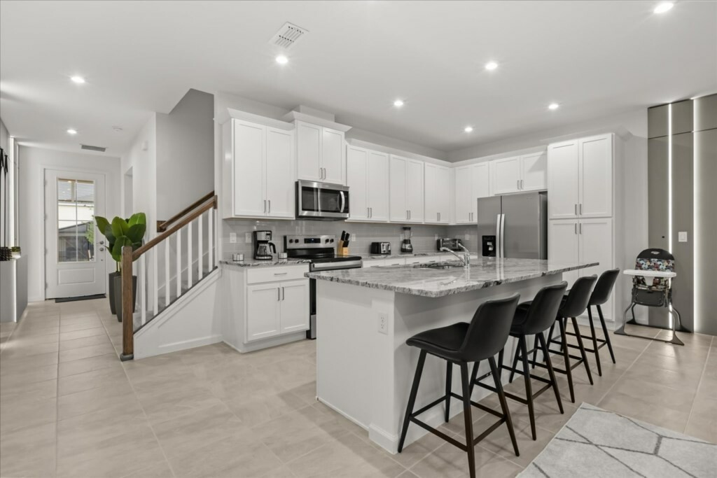 5 Bedrooms / 4.5 Bathrooms / Solara (2328ZP)