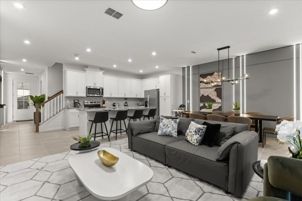 5 Bedrooms / 4.5 Bathrooms / Solara (2328ZP)