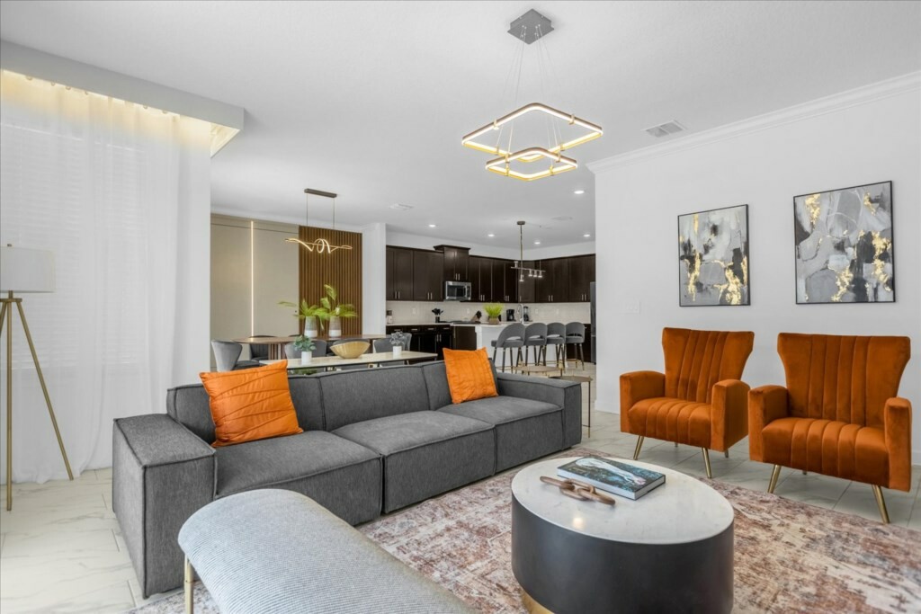 6 Bedrooms / 5 Bathrooms / Storey Lake (4370 RS)