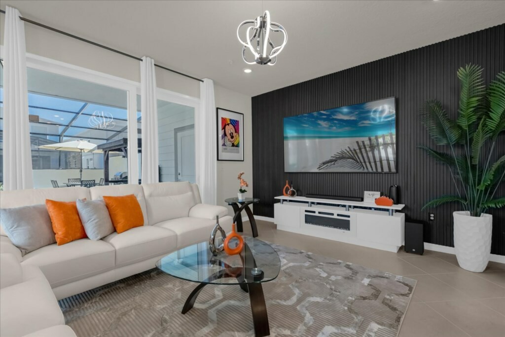 5 Bedrooms / 4.5 Bathrooms / Windsor Cay (1240BI)