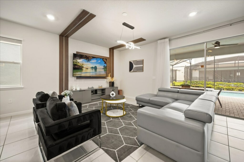 8 Bedrooms / 6 Bathrooms / Windsor Island (4189LA)