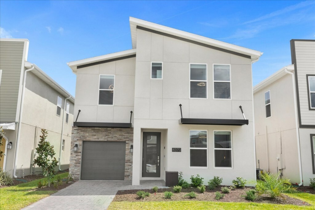 6 Bedrooms / 5 Bathrooms / Storey Lake (4370 RS)