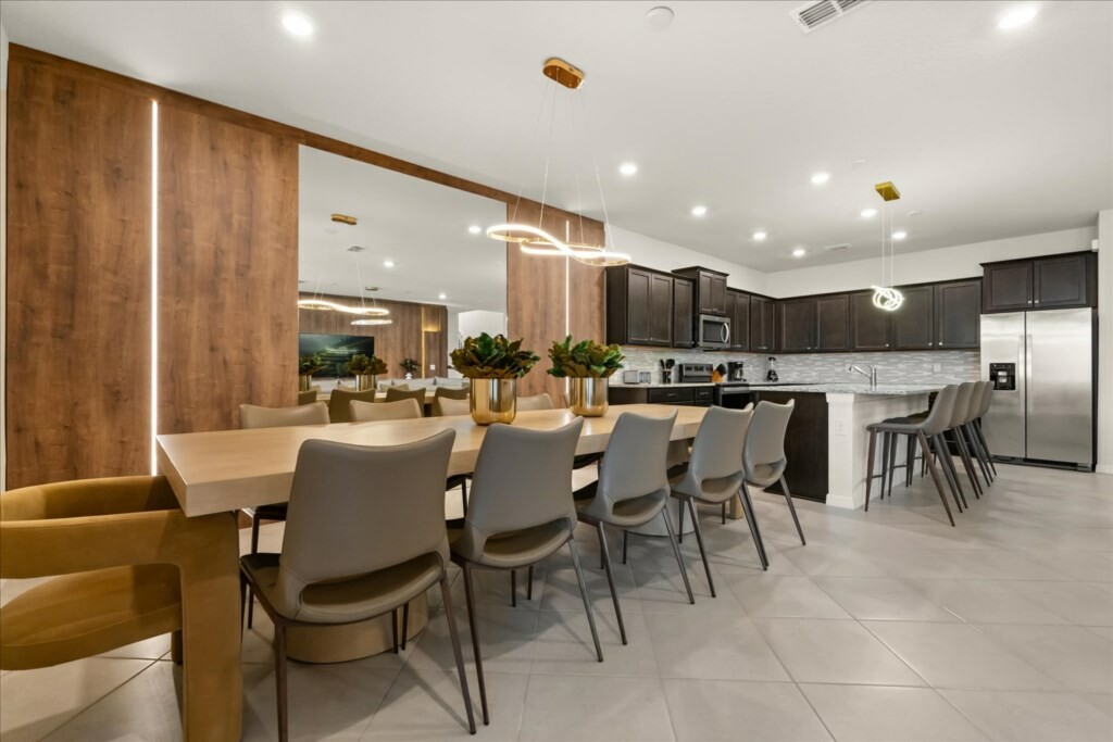 10 Bedrooms / 8 Bathrooms / Windsor Cay (15952SC)