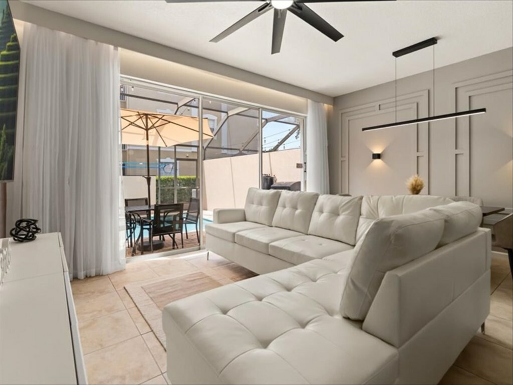 3 Bedrooms / 3 Bathrooms / Windsor Palms (2318SP)