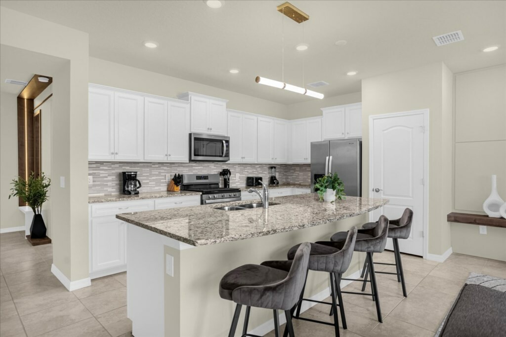 5 Bedrooms/ 4.5 Bathrooms/ Solterra (7538 OS)