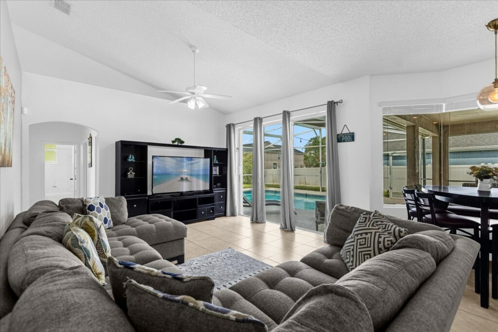 6 Bedrooms/ 4 Bathrooms/ Wilshire Oaks (2334 CC)