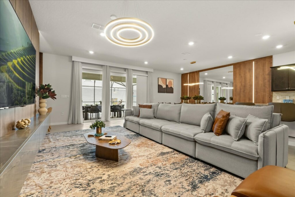 10 Bedrooms / 8 Bathrooms / Windsor Cay (15952SC)