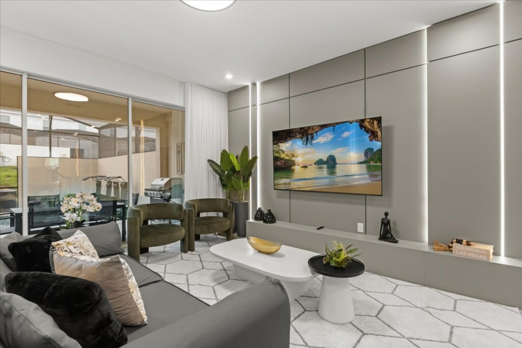 5 Bedrooms / 4.5 Bathrooms / Solara (2328ZP)