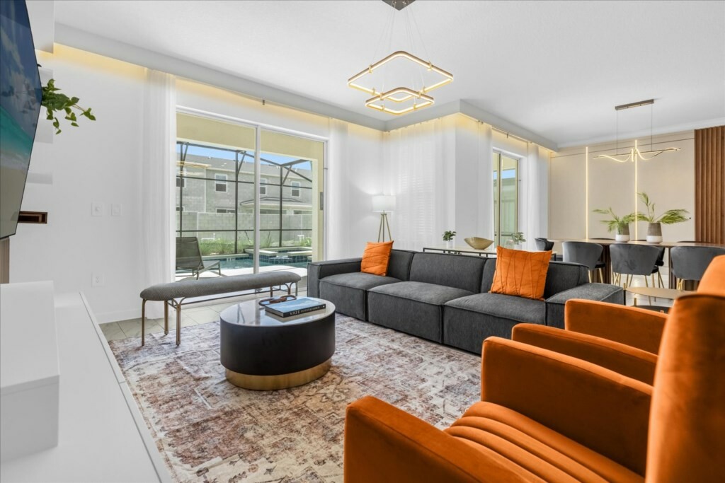6 Bedrooms / 5 Bathrooms / Storey Lake (4370 RS)
