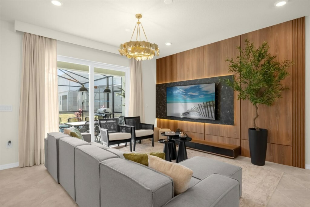 5 Bedrooms / 4 Bathrooms / Windsor Cay (16214TW)