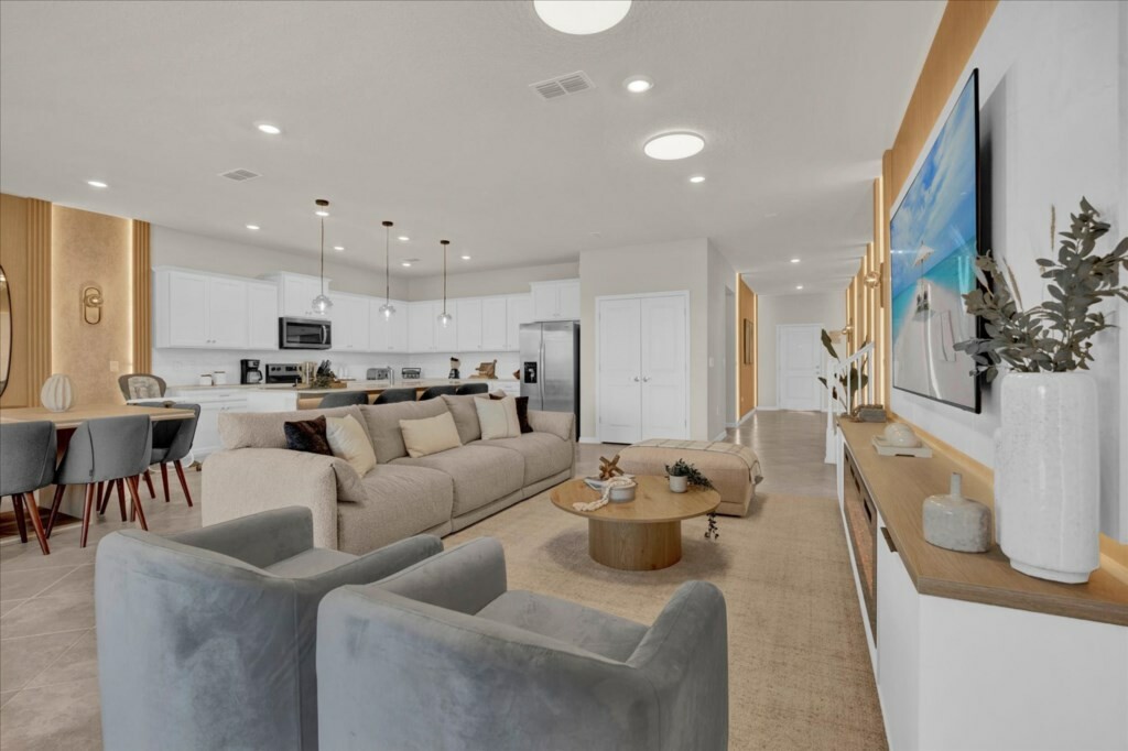 10 Bedrooms / 8 Bathrooms / Windsor Cay (15981CC)