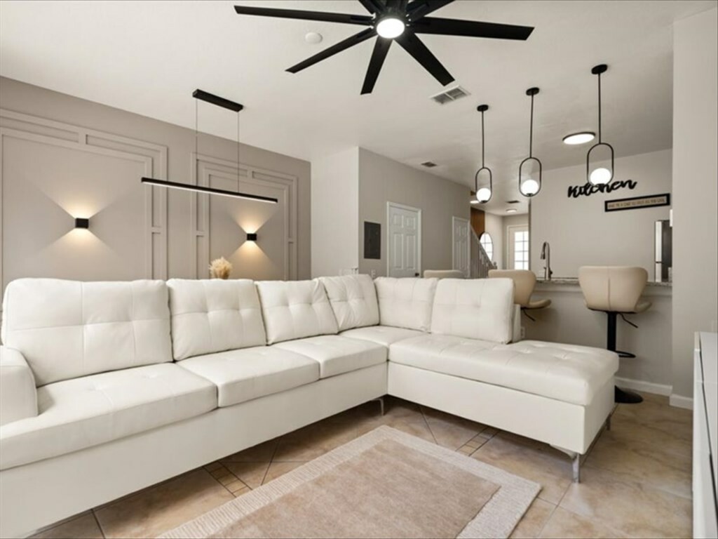 3 Bedrooms / 3 Bathrooms / Windsor Palms (2318SP)