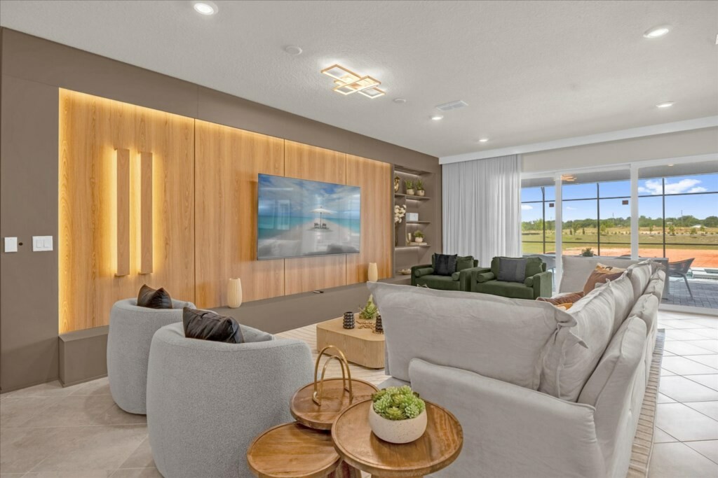 10 Bedrooms / 8 Bathrooms / Windsor Cay (15968SC)