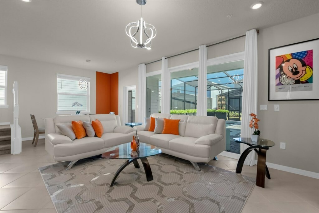 5 Bedrooms / 4.5 Bathrooms / Windsor Cay (1240BI)
