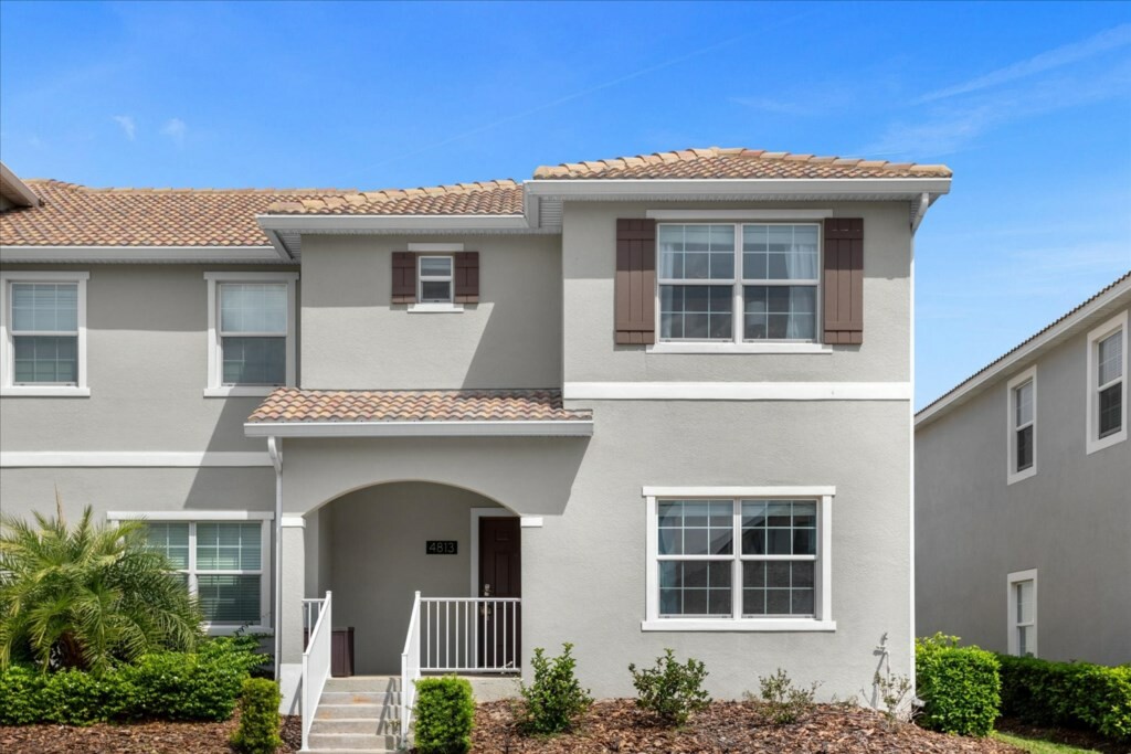 5 Bedrooms/ 4 Bathrooms/ Storey Lake (4813 LL)