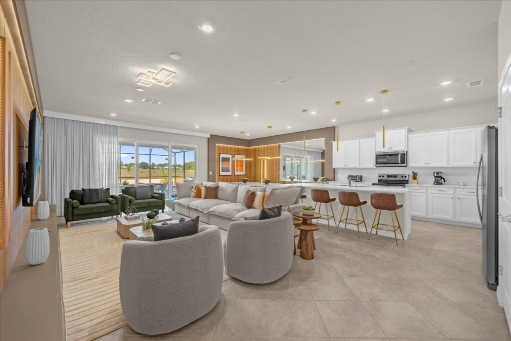 10 Bedrooms / 8 Bathrooms / Windsor Cay (15968SC)
