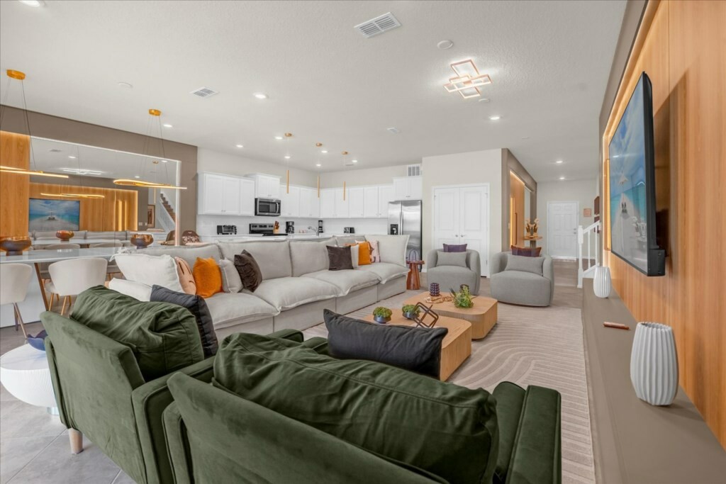 10 Bedrooms / 8 Bathrooms / Windsor Cay (15968SC)