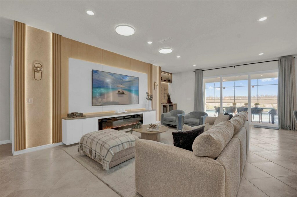 10 Bedrooms / 8 Bathrooms / Windsor Cay (15981CC)
