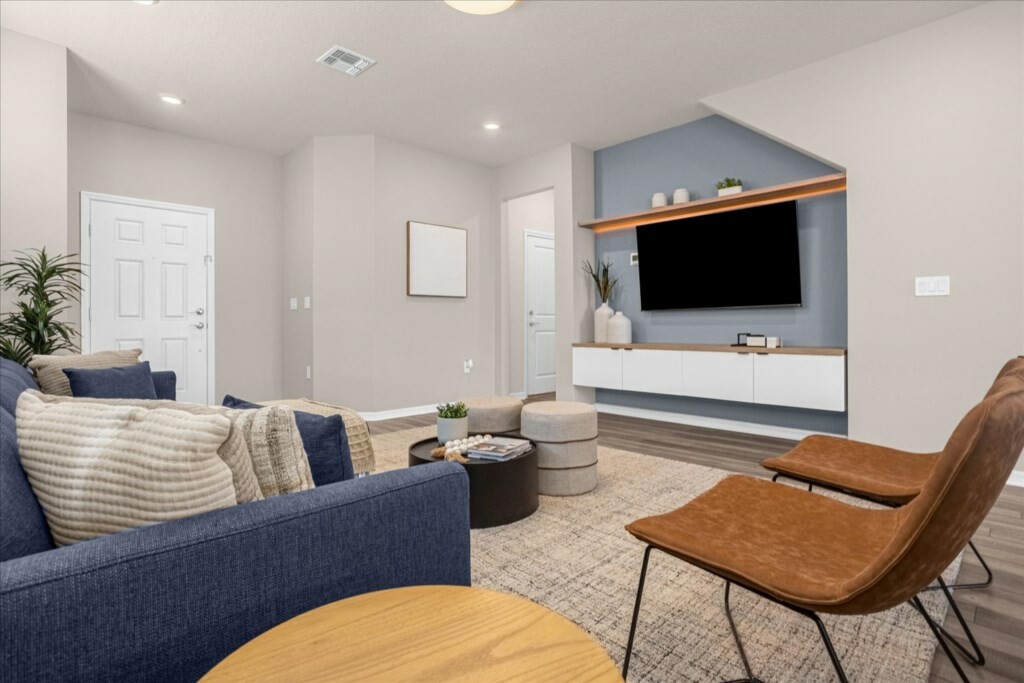 5 Bedrooms/ 5.5 Bathrooms/ Windsor Island(1131 AB)