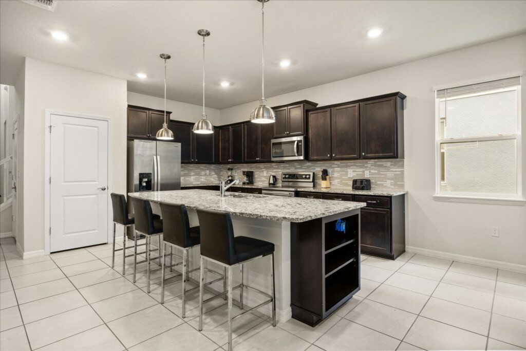 8 Bedrooms / 6 Bathrooms / Windsor Island (4189LA)