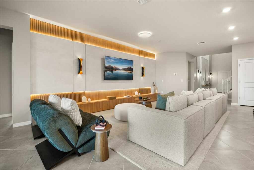8 Bedrooms / 6 Bathrooms / Windsor Cay (15803CC)