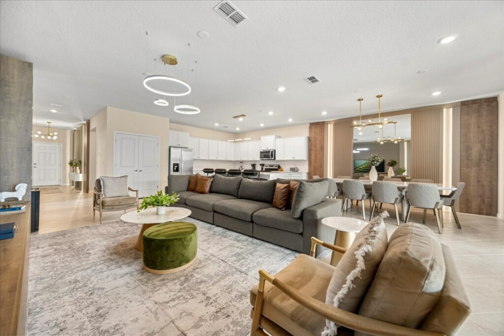 10 Bedrooms / 8 Bathrooms / Windsor Cay (16244SM)