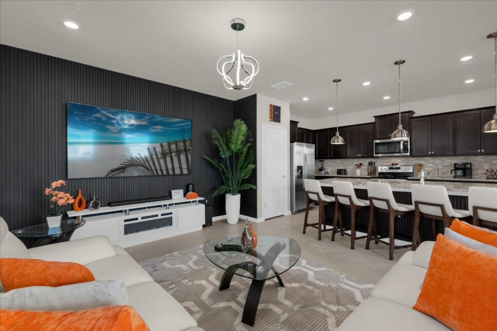 5 Bedrooms / 4.5 Bathrooms / Windsor Cay (1240BI)