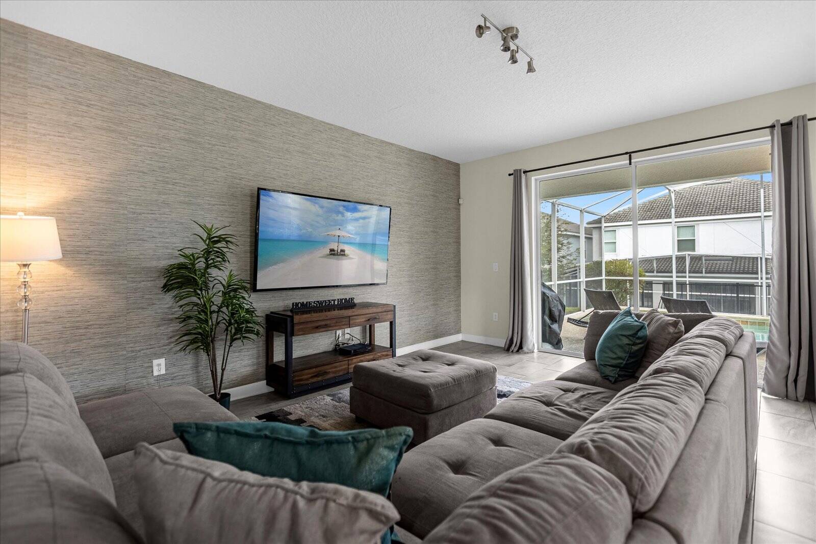 6 Bedrooms/ 5 Bathrooms/ Champions Gate (1593 FD)