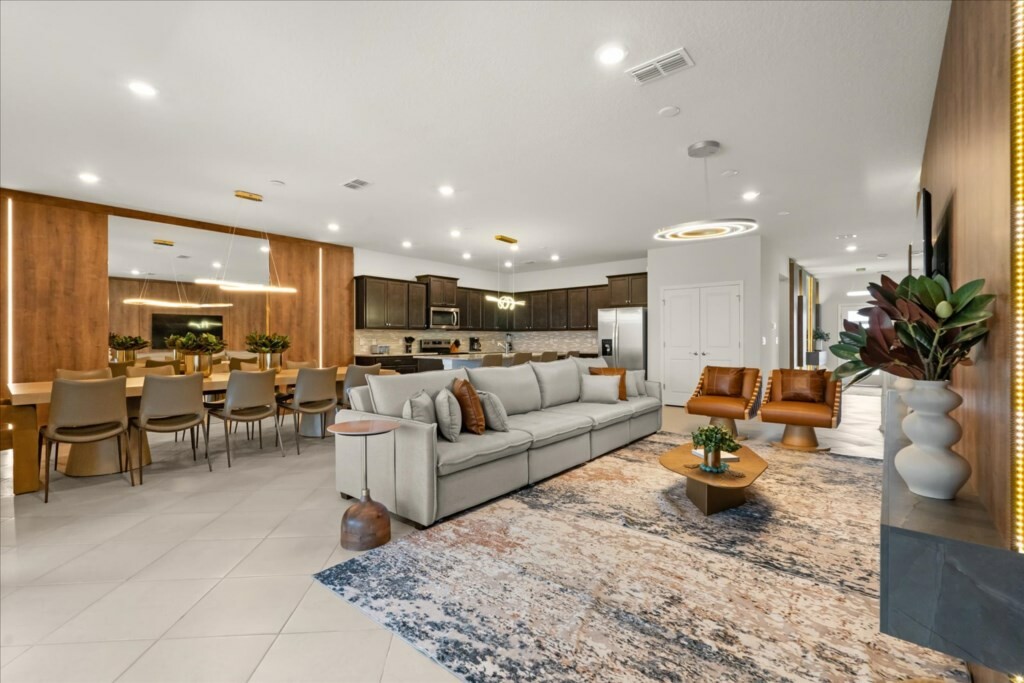 10 Bedrooms / 8 Bathrooms / Windsor Cay (15952SC)