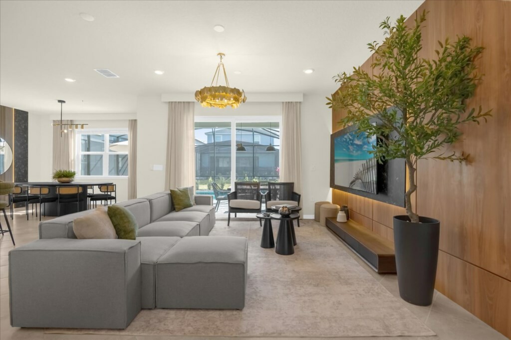 5 Bedrooms / 4 Bathrooms / Windsor Cay (16214TW)