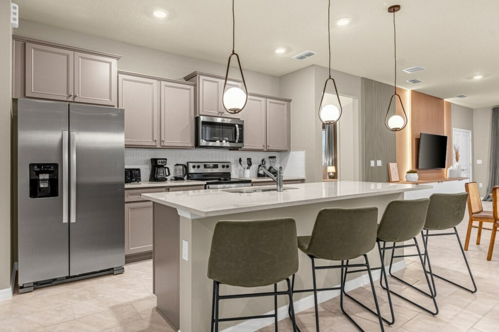 7 Bedroom/ 5.5 Bathroom/ Windsor Island (4424KR)
