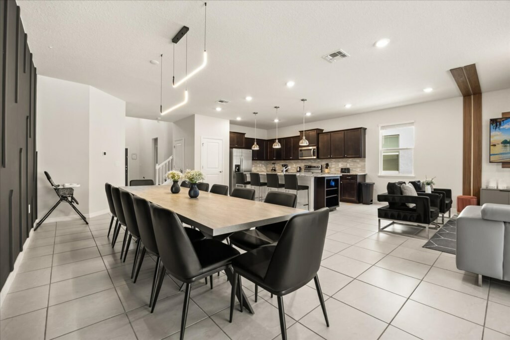 8 Bedrooms / 6 Bathrooms / Windsor Island (4189LA)