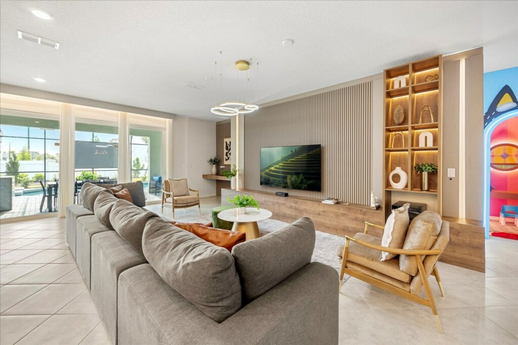10 Bedrooms / 8 Bathrooms / Windsor Cay (16244SM)