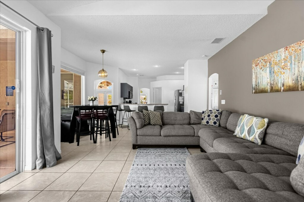 6 Bedrooms/ 4 Bathrooms/ Wilshire Oaks (2334 CC)