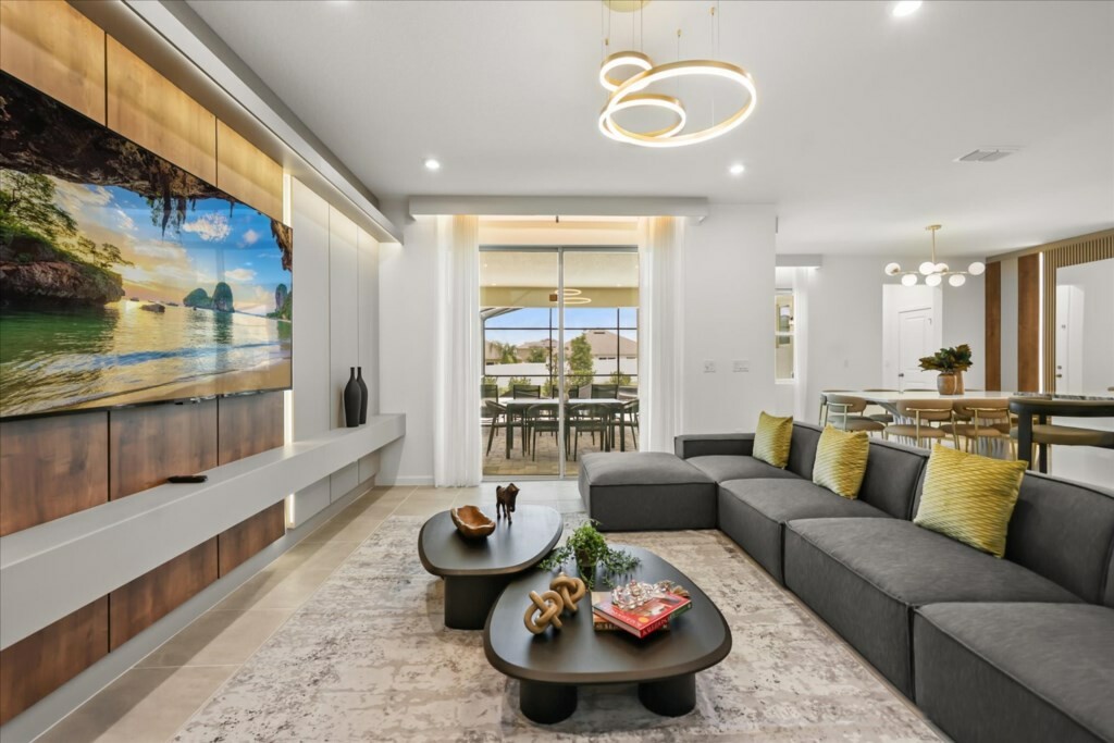 8 Bedrooms / 4.5 Bathrooms / Solara (2331CS)