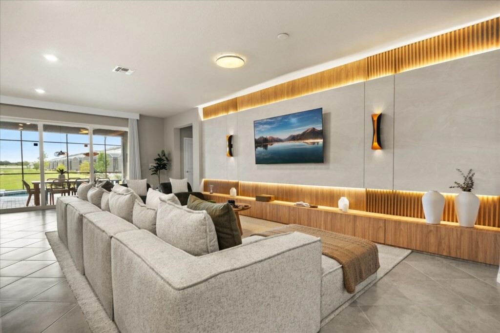 8 Bedrooms / 6 Bathrooms / Windsor Cay (15803CC)