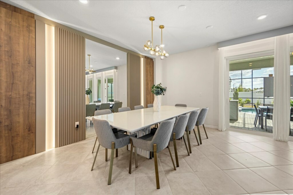 10 Bedrooms / 8 Bathrooms / Windsor Cay (16244SM)
