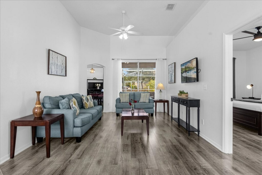 6 Bedrooms/ 4 Bathrooms/ Wilshire Oaks (2334 CC)