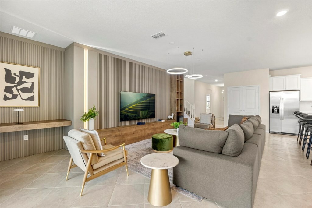10 Bedrooms / 8 Bathrooms / Windsor Cay (16244SM)
