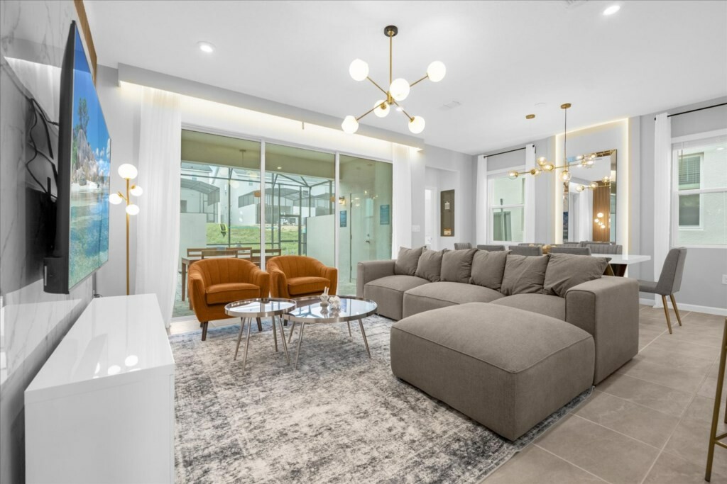 6 Bedrooms/ 4.5 Bathrooms/Solara Resort  (2322ZP)