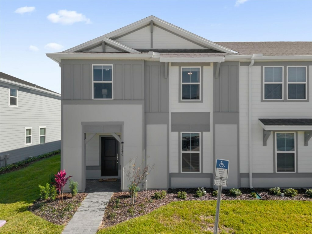 5 Bedrooms / 4.5 Bathrooms / Windsor Cay (1240BI)