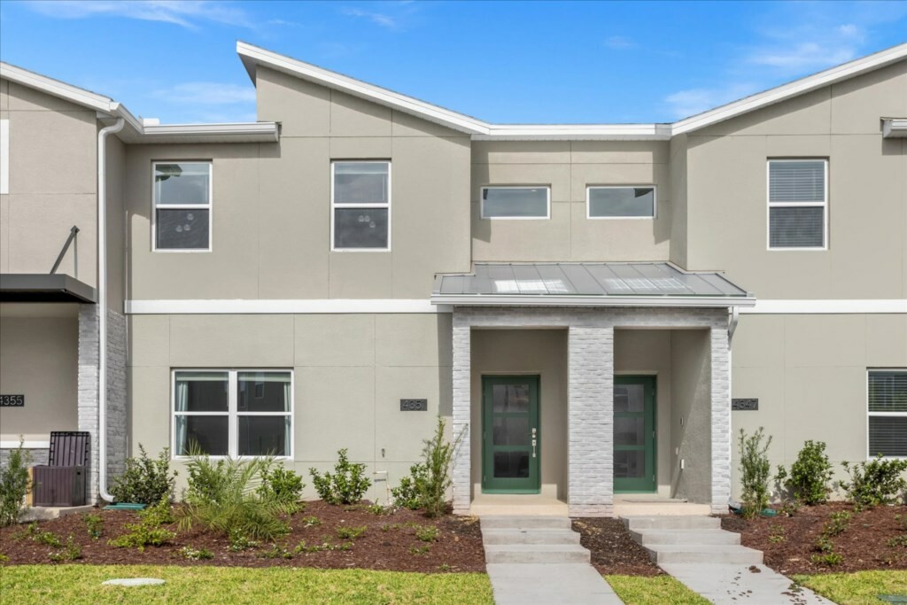4 Bedrooms/ 3 Bathrooms / Storey Lake (4351 SL)