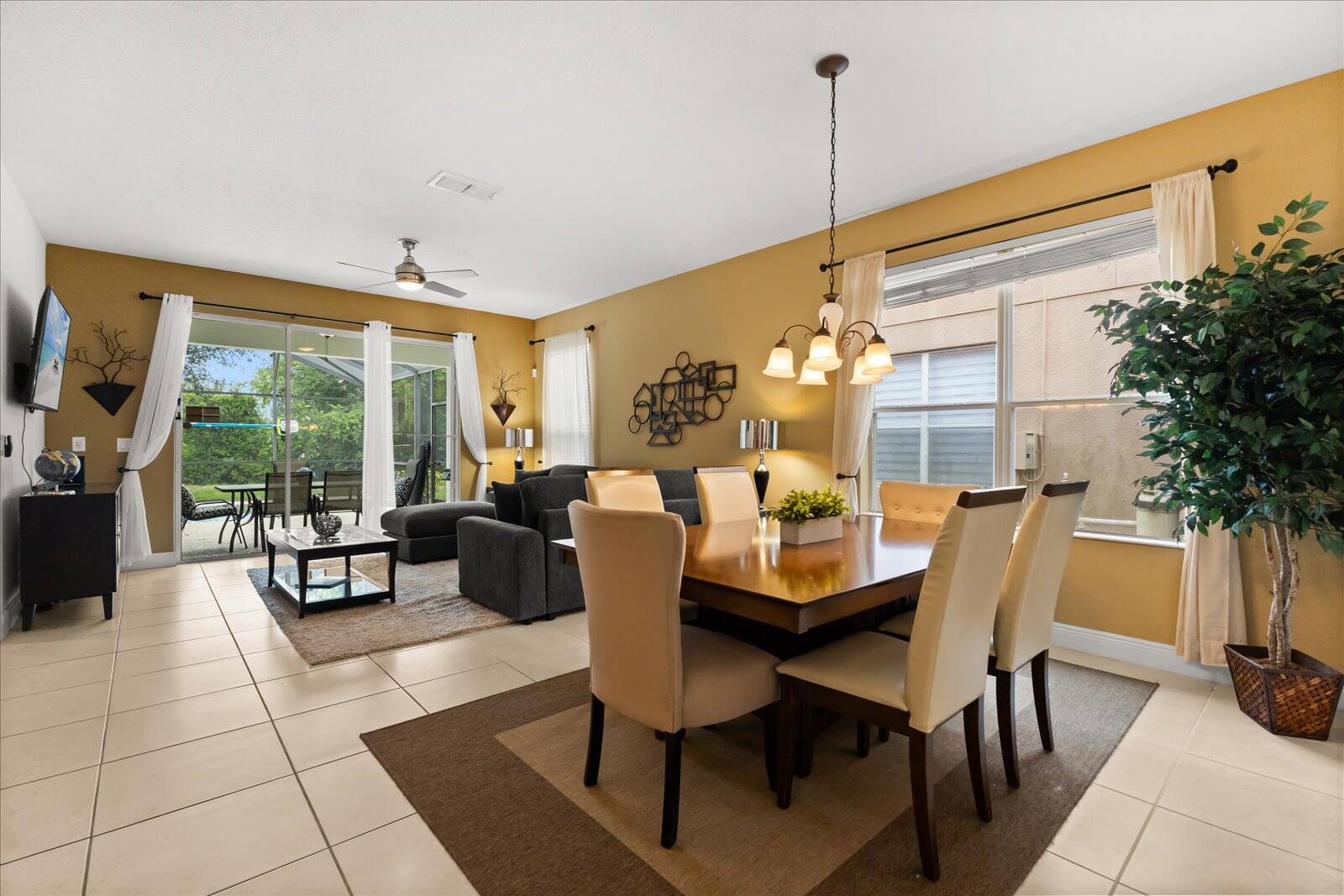 4 Bedrooms / 3 Bathrooms / Bella Vida (400LF)